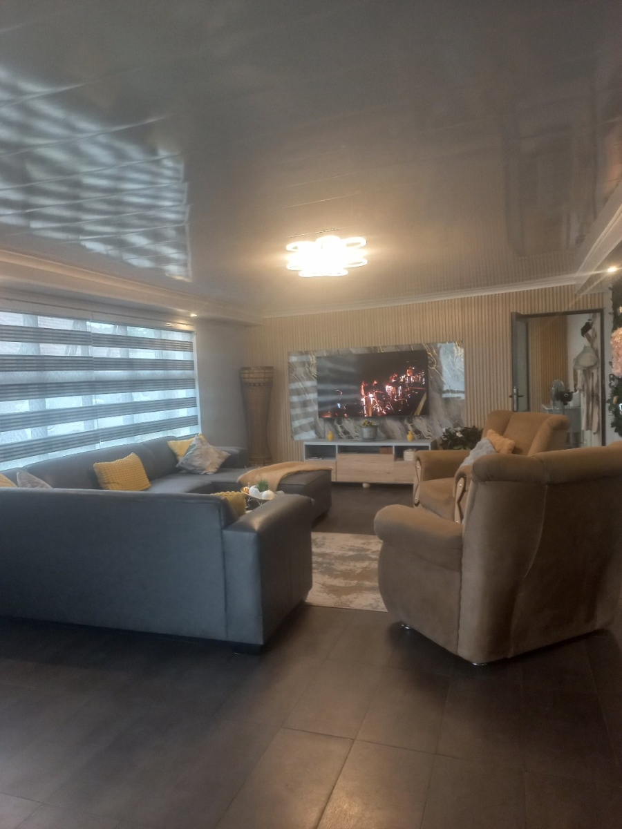4 Bedroom Property for Sale in Heather Park Western Cape